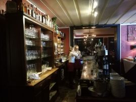 Fotografie t-kamencova-za-barem-m_original.jpg